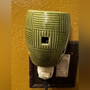 Scentsy Green Bamboo Basket Weave Wall Plug-in wax warmer and night light